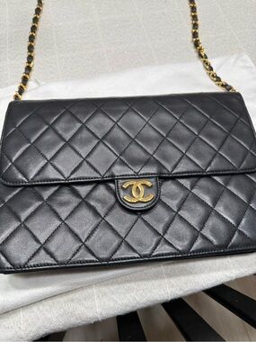 CHANEL Black Quilted Leather Shoulder Bag with Gold Chain